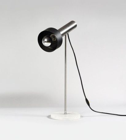 null RENE-JEAN CAILLETTE (1919-2004) Lampe de bureau à fût tubulaire en acier brossé...