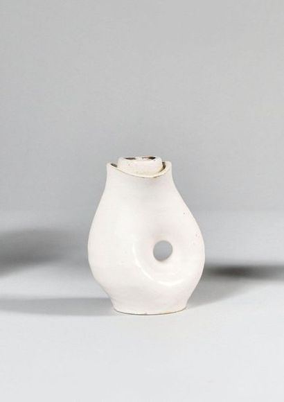 null SUZANNE RAMIE (1907-1974) Atelier MADOURA Bougeoir en céramique émaillée blanc...