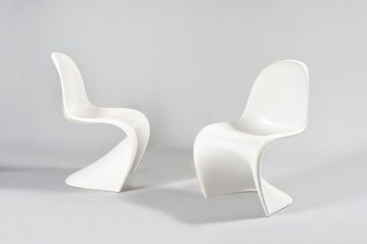 null VERNER PANTON (1926-1998) «276 S» Paire de chaises en fibre de verre laquée...