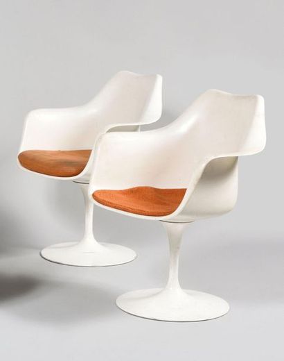 null EERO SAARINEN (1910-1961) KNOLL Editeur Paire de fauteuils tulipes pivotants...