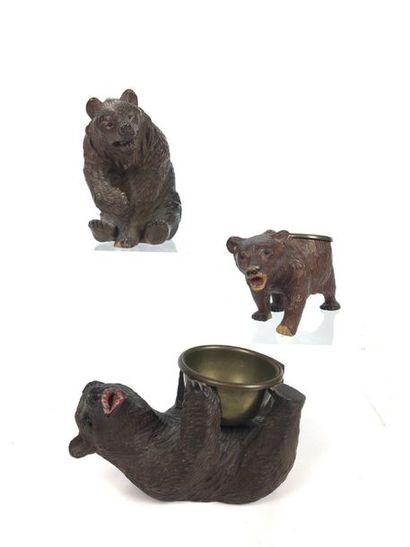 null WORK OF THE BLACK FOREST Two carved wooden ashtrays with bear decoration A wooden...