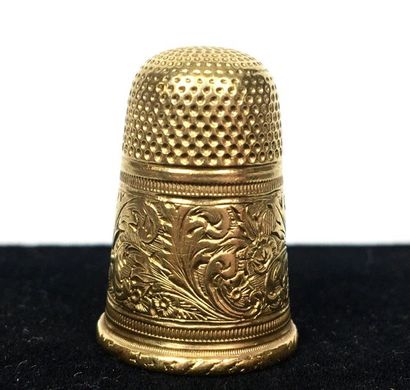 null DE in chased yellow gold of a coat of arms. Weight: 5 g