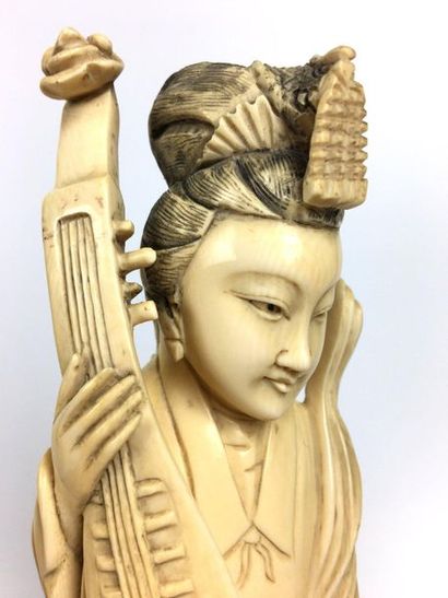 null JAPON Trois okimonos sculptés à décor de personnages. Socles bois (accidents)...