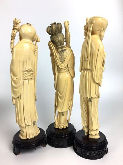 null JAPON Trois okimonos sculptés à décor de personnages. Socles bois (accidents)...