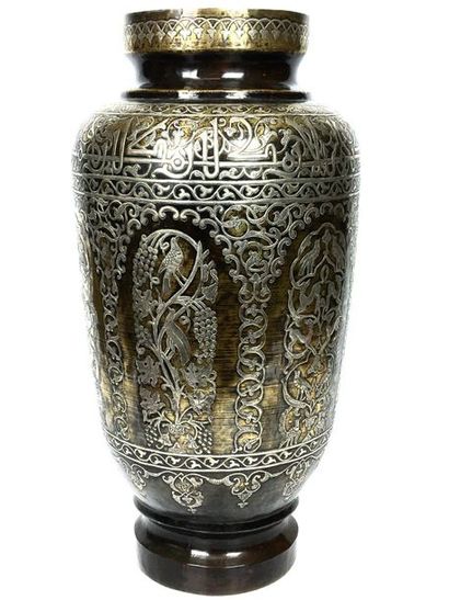 null VASE en cuivre et laiton damasquiné à décor incrusté en argent de lettres de...