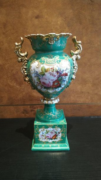 null PARIS Grand vase en porcelaine polychrome de forme balustre à décor d'un bouquet...