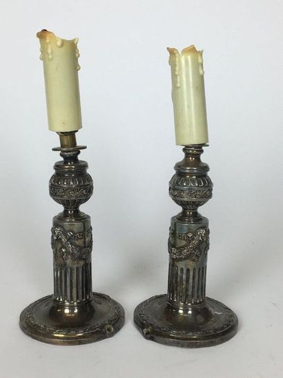 null PAIR OF LAMP FEET in silver metal, one slightly twisted. Louis XVI style Top:...