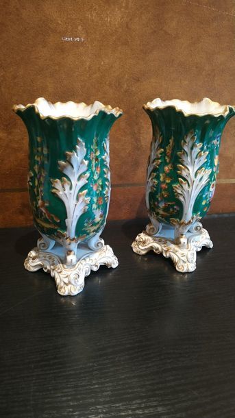 null PARIS Paire de vases de forme tulipe en porcelaine polychrome. XIXe siècle Haut...