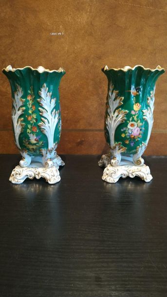 null PARIS Paire de vases de forme tulipe en porcelaine polychrome. XIXe siècle Haut...