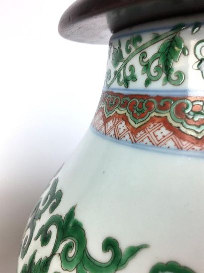 null 
CHINE


Paire de potiches de forme balustre décorées en émaux Wucaï de fleurs...