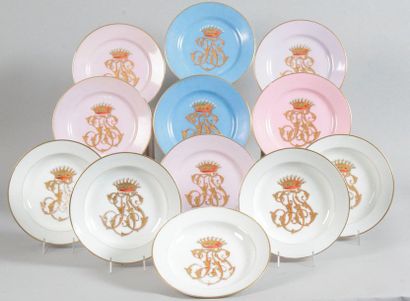 null SUITE DE SEPT ASSIETTES, plates et cinq assiettes creuses, en porcelaine à décor...