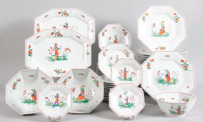 null PARTIE DE SERVICE DE TABLE OCTOGONALE, en porcelaine, à décor de chinois et...