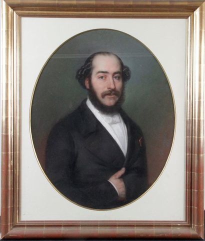 null ECOLE FRANÇAISE du XIX siècle. Portrait de notable. Pastel à vue ovale signé...