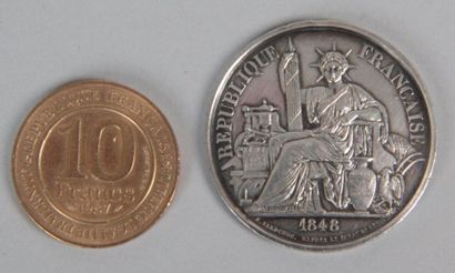 null Médail en argent et 10 Francs millenaire Capètien.