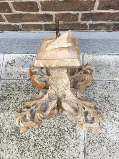 null Leafy pinnacle in carved limestone. 15th century Height : 47 cm - Width : 36...
