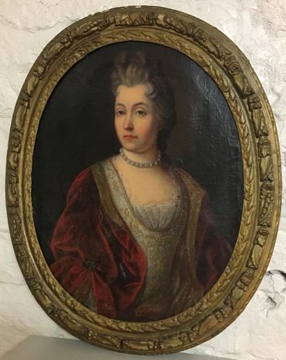 null ECOLE FRANCAISE du XVIIIe siècle Dame de qualité en buste Toile à vue ovale...
