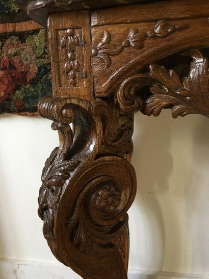 null Moulded and sculpted oak CONSOLE D'ALCÔVE, with an openwork belt decorated with...