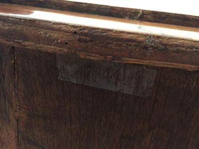null TABLE A ECRIRE en bois de placage et marqueterie ouvrant par deux tiroirs latéraux...