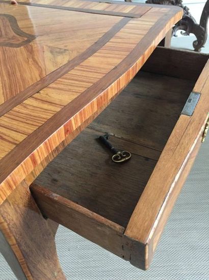 null TABLE A ECRIRE en bois de placage et marqueterie ouvrant par deux tiroirs latéraux...