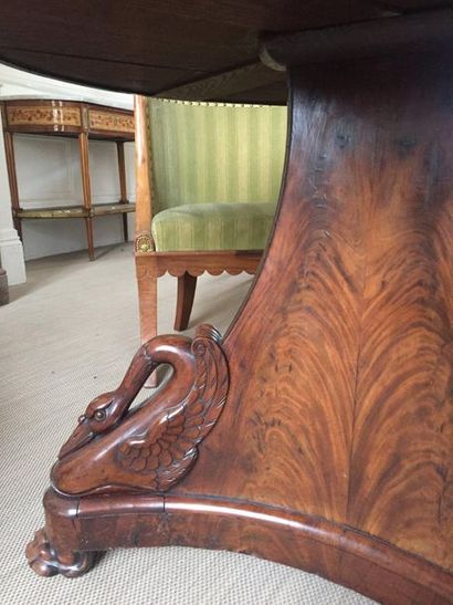 null LIVING ROOM TABLE forming a pedestal table in mahogany veneer, the circular...