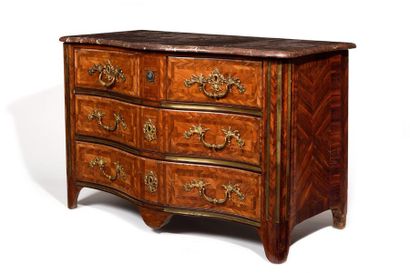 null Veneer and marquetry COMMODE opening in crossbow front by four drawers on three...