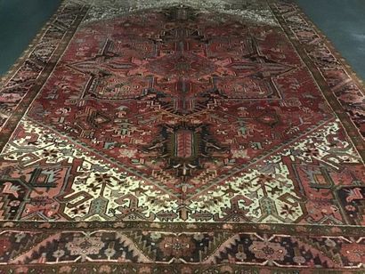 null Important tapis HERIZ (Iran) Vers 1970 Dimensions 426 x 305 cm Caractéristiques...