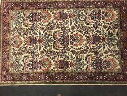 null End INDO-PERSIAN Around 1975 Dimensions. 184 x 120 cm Technical characteristics...