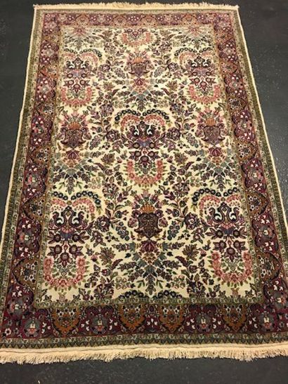 null End INDO-PERSIAN Around 1975 Dimensions. 184 x 120 cm Technical characteristics...