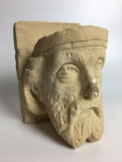 null Limestone corbel carved with a bearded man's head 13th century Height: 20 cm...