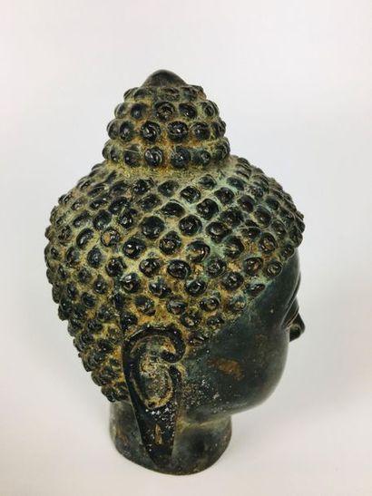 null ASIE DU SUD EST Tête de Bouddha en bronze à patine brun vert XIX-XXe siècle...