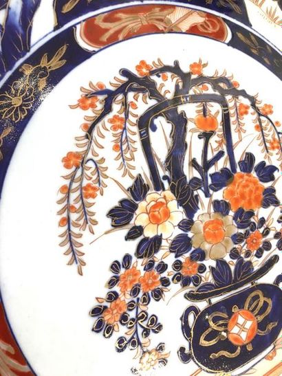 null JAPON Grand plat circulaire en porcelaine décoré dans la palette Imari de fleurs....