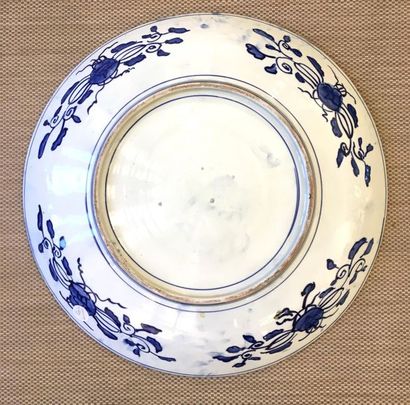 null JAPON Grand plat circulaire en porcelaine décoré dans la palette Imari de fleurs....