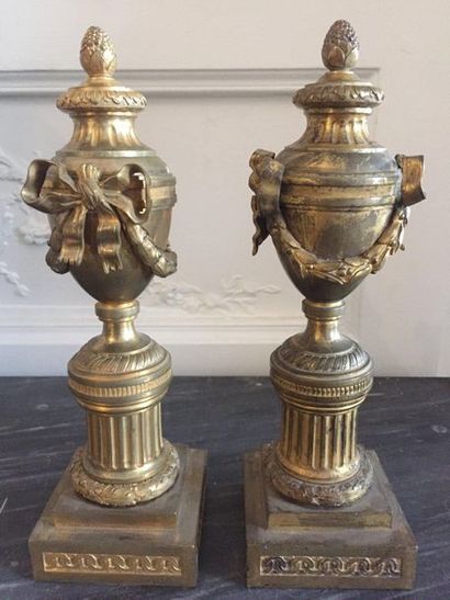 null PAIRE DE CASSOLETTES en bronze doré et ciselé à décor de pots à feu sur un socle...