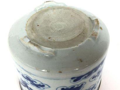 null VIETNAM Circular porcelain pot resting on three feet decorated in blue under...