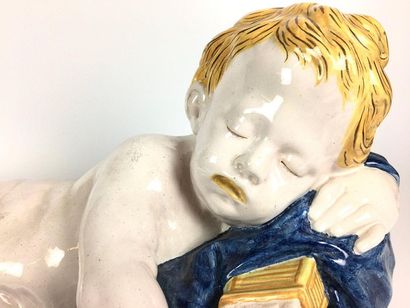 null NEVERS (Dans le gout de) Grande figurine en faience représentant un enfant endormi...