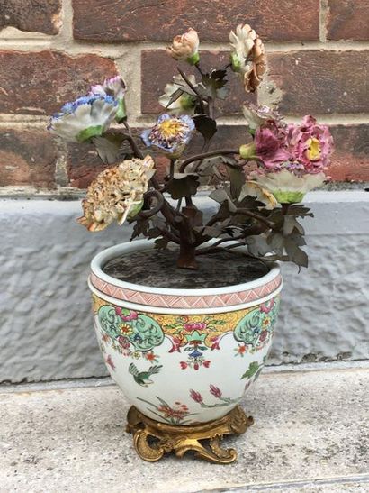 null Porcelain VASE in the taste of China decorated with a bouquet of flowers in...