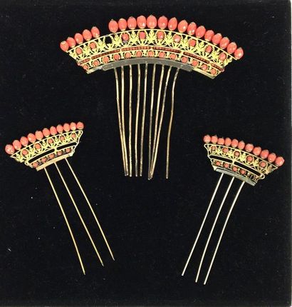 null COIFFE SET in coral and gold metal comprising : - a large comb (missing a pearl)...