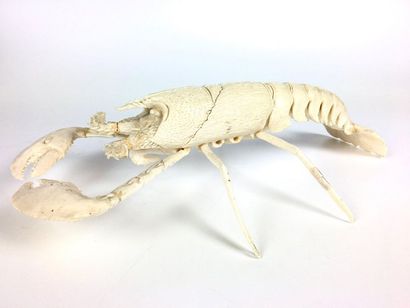 null HOMARD in ivory carved in natural. End of the 19th century Length : 33 cm Weight...