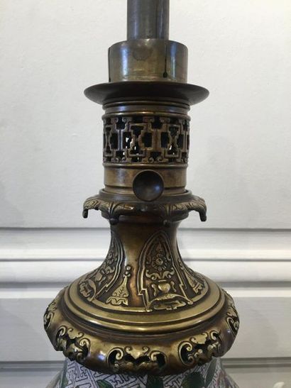 null CHINE Paire de vases montés en lampe en bronze et cuivre cloisonné. Monture...