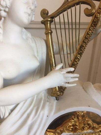 null PENDULE en biscuit et bronze doré, représentant une Muse à la harpe accompagné...