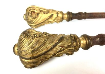 null PAIR OF PINCIPLES in steel, the pommels in gilt bronze chiselled with rocaille....