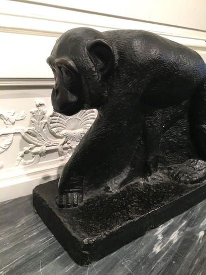 null Mateo HERNANDEZ (1885-1949) (d’après) Chimpanzé Epreuve en bronze à patine brun...