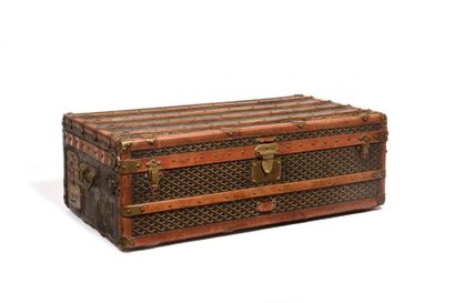 null GOYARD Malle de voyage en bois et toile enduite goyardine, coins lozinés, intérieur...