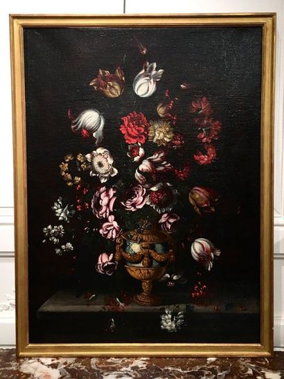 null ECOLE ROMAINE du XVIIème siècle Bouquet de fleurs dans un vase sur un entablement...