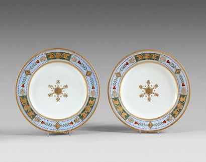 null SÈVRES Deux assiettes en porcelaine dure provenant du service d’entrée fond...