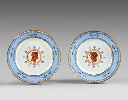 null SÈVRES Deux assiettes en porcelaine dure à décor au centre de profils antiques...