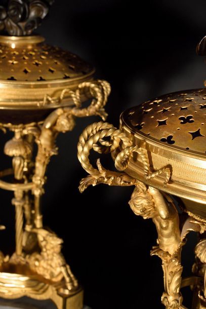  PAIRE DE BRÛLE-PARFUMS en bronze ciselé doré et bronze patiné en forme d’athéniennes,...