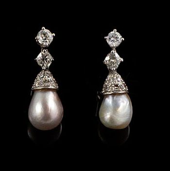 null PAIRE DE BOUCLES D'OREILLES en or gris 18K retenant une perle grise en forme...