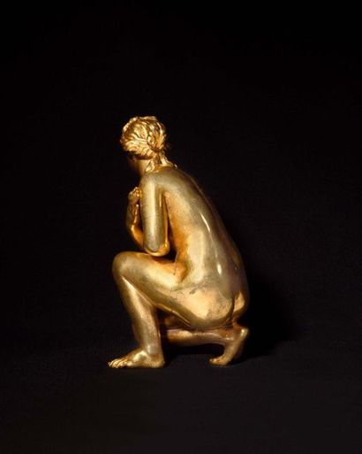 null Figure en bronze doré représentant la Vénus accroupie d’après l’Antique (usures)...