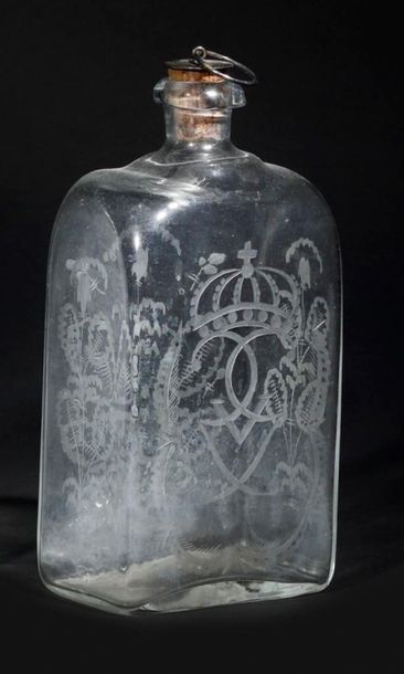 null Carafe en verre soufflé et gravé de motifs floraux et du chiffre sous couronne...